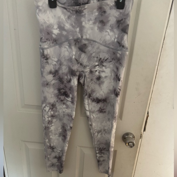 SPANX Booty Boost Active Cloudy Tie Dye Leggings Size XL - Picture 2 of 11